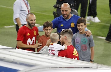 Los hijos de Raul González Blanco con Pepe Reina y Andrés Iniesta.