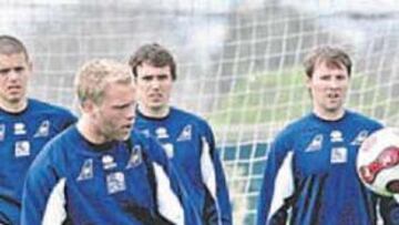 <b>VIGILADO. </b>Gudjohnsen fue el foco de atención de los islandeses.