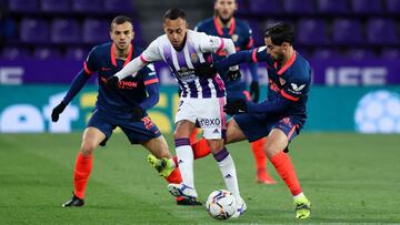 VALLADOLID, SPAIN - MARCH 20: Fabian Orellana of Real Valladolid battles for possession with Suso of Sevilla FC during the La Liga Santander match between Real Valladolid CF and Sevilla FC at Estadio Municipal Jose Zorrilla on March 20, 2021 in Valladolid