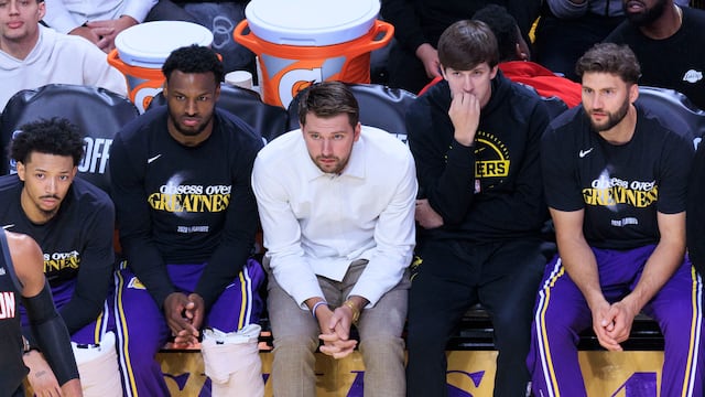 USA062. LOS ÁNGELES (ESTADOS UNIDOS), 19/04/2026.- Luka Doncic (c) de Lakers reacciona este sábado durante el primer partido de la serie de eliminatorias de la NBA entre Houston Rockets y Los Angeles Lakers en el Crypto.com Arena de Los Ángeles, California (Estados Unidos). EFE/ Ariana Ruiz