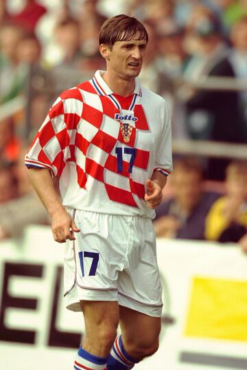 Centrocampista, extremo y lateral izquierdo, Robert Jarni poseía un excelente manejo de su pierna izquierda. Llegó al Madrid en 1998 tras un fichaje 'raro' por el Coventry inglés. Era uno de los fijos en la selección ajedrezada, en la que siempre tenía un sitio en las competiciones oficiales: jugó todos los partidos de los Mundiales de 1998 y 2002. En la Eurocopa de 1996 también participó en los cuatro encuentros que disputaron los croatas.