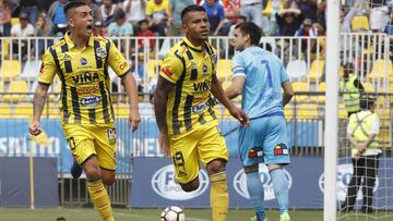 Wilson Morelo fue una de las figuras de Everton que venció a Universidad Católica.