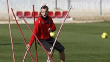 Rakitic tiene un esguince leve y Reyes no sufre fisura