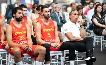 Sergio Llull, Rudy Fernández y Sergio Scariolo durante el acto. 
 
 