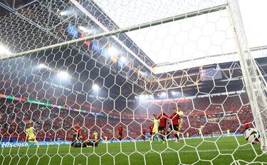 0-1. Dani Olmo filtra un pase al espacio para la carrera de Ferran Torres, se interna el área, cruza al palo largo, toca en la base del poste y el balón entra en la portería de Thomas Strakosha.
