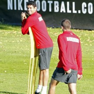 RELAJADO. Diego Costa bromeando en un momento de la sesión de ayer en Majadahonda.