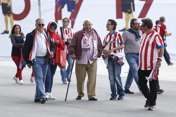 Desde las 10:00 de la mañana los aficionados atléticos celebran el estreno del nuevo estadio rojiblanco Wanda Metropolitano en los alrededores del estadio.