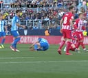 Jugador del Málaga sale en camilla por golpe en la cabeza con Torres