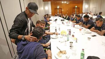 Neymar visita la concentración de la selección brasileña