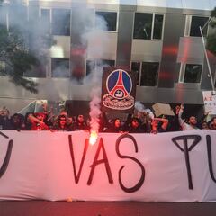 PSG fans want Messi out