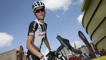 Team Sunweb&#039;s French cyclist Warren Barguil prepares for 6th stage of the 72nd edition of &quot;La Vuelta&quot; Tour of Spain cycling race, a 204,4km route between Vila-Real and Sagunt on August 24, 2017. / AFP PHOTO / JAIME REINA