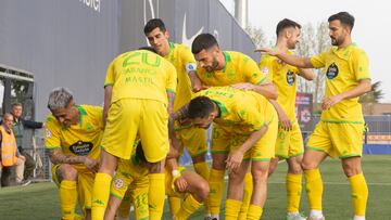 Los jugadores del Deportivo celebran el 0-1 al Rayo Majadahonda.