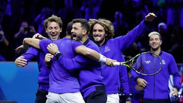 Carlos Alcaraz, felicitado por sus compañeros de Europa tras ganar la Laver Cup en Berlín.