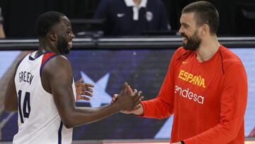 Marc Gasol se saluda con Draymond Green en el Estados Unidos-España.