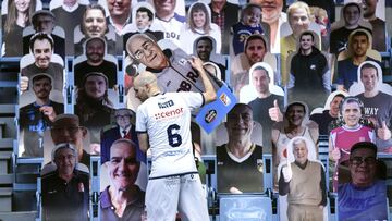 Albert Oliver, base del Monbus Obradoiro, coge uno de los espectadores de cartón que han poblado el Fontes do Sar esta temporada.