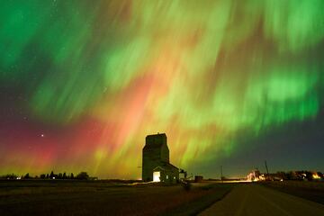 La aurora boreal, también conocida como luces del norte, ilumina el cielo sobre un antiguo elevador de granos en Brant, Alberta, Canadá.