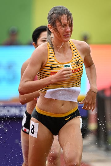 Lea Meyer, del equipo de Alemania, cae en el obstáculo de agua durante las eliminatorias de la carrera de obstáculos de 3000 metros femeninos en el segundo día del Campeonato Mundial de Atletismo Oregon 2022. 