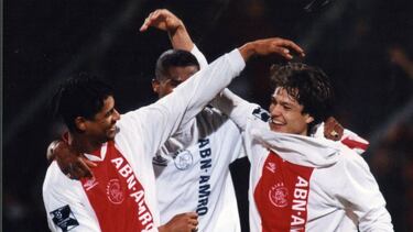 Rijkaard, Bogarde y Litmanen celebran la goleada ante el Bayern.