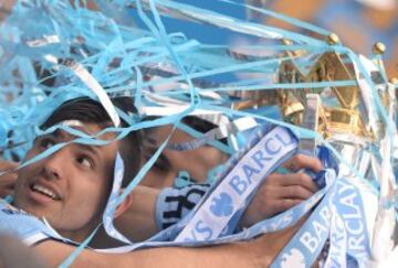 Sergio Agüero con el trofeo de la Premier League de 2014.