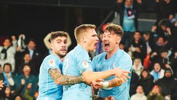 Unai Núñez, Starfelt y Larsen celebran el gol anotado por el sueco frente al Sevilla.