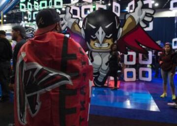 Un fan de Atlanta avisa a Falcon-Man para que vaya a socorrer a los suyos durante el último cuarto en plena remontada patriota y evitar así que pierdan la Super Bowl. Spoiler: los superhéroes no existen.