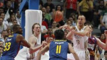 <b>ESPECTÁCULO. </b>Mickeal, Singler, Navarro, Lorbek, Begic y Wallace rodean a Sergio Rodríguez durante el cuarto partido. El juego del Chacho y compañía ha enganchado.