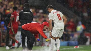 Arda Guler, siendo atendido por los servicios médicos turcos durante el partido entre Gales y Turquía.