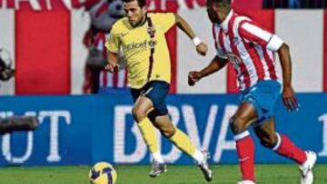 <b>ELIMINATORIA POLÉMICA. </b>Perea persigue a Alves en el partido de ida.