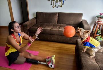 María Angélica Bernal entrena con su perro Lucky en su casa durante el cierre del coronavirus ordenado por el gobierno el 19 de junio de 2020 en Bogotá, Colombia. La tenista es décima en el Ranking Mundial de la ITF.