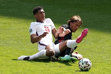 Meses después de su debut, jugó su primera fase final con Inglaterra. La EURO 2020, que se disputó en verano de 2021, aplazado un año por la pandemia de la Covid-19. En la imagen, disputa el balón con Luka Modric, en el primer partido de la EURO que jugó Inglaterra contra Croacia.