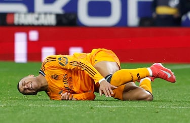 Contraataque del Rea Madrid, Kylian Mbappé avanza con el balón controlado y Carlos Romero entra a destiempo con los tacos por delante en el gemelo del jugador francés. El VAR no avisa a Muñiz Ruiz, que sí muestra la cartulina amarilla al defensa perico.