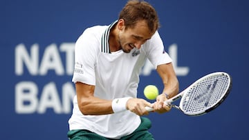 Daniil Medvedev devuelve una bola ante Alexander Bublik durante su partido de segunda ronda en el National Bank Open, el Masters 1.000 de Canad&aacute;, en el Aviva Centre de Toronto, Ontario, Canada.