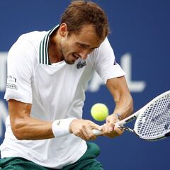 Medvedev sufre ante Bublik pero sigue adelante en Canadá