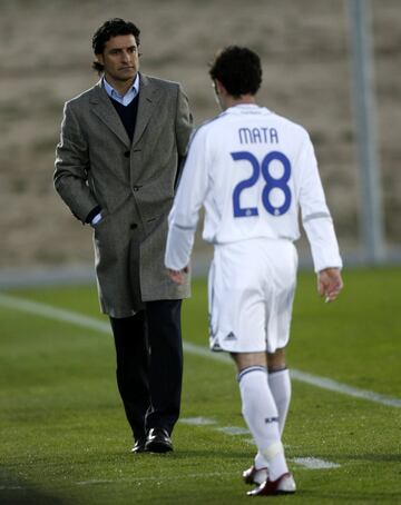 Míchel observa la salida de Juan Mata del campo en un partido del Castilla.