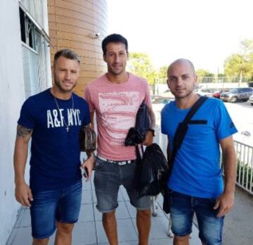 Gastón Fernández, Christian Vilches y Gustavo Lorenzetti llegando al primer día de entrenamiento en el cuadro azul.