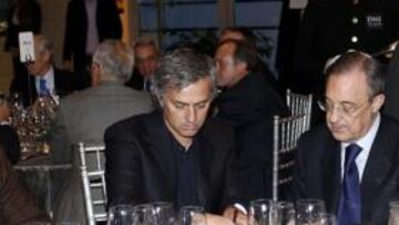 <b>MESA PRESIDENCIAL. </b>Fernández Tapias a la izquierda, mientras el técnico le firma a Florentino el libro 'Mourinho: Los secretos de su éxito".