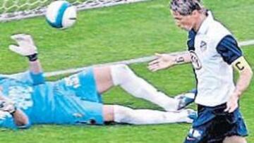 <b>SE ACABÓ LA MALDICIÓN.</b> Fernando Torres marcó ayer su segundo gol de penalti al Nàstic, rompiendo así su mala racha desde el punto de penalti.