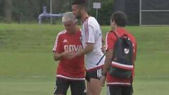 Larrondo sufre un esguince de rodilla "leve" según los médicos