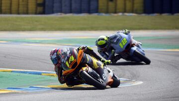 Le Mans (France Germany), 14/05/2023.- Italian rider Tony Arbolino (14) and Czech rider Filip Salac (12) in action during the Moto2 race at the French Motorcycling Grand Prix in Le Mans, France, 14 May 2023. (Motociclismo, Ciclismo, Francia) EFE/EPA/YOAN VALAT
