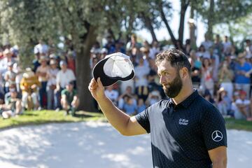 El golfista español saluda al público que le ha acompañado durante la jornada.