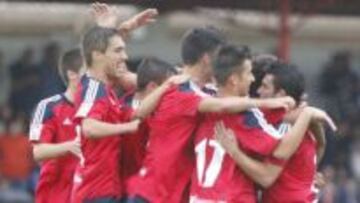 Jugadores del Osasuna celebran el tanto de José García.