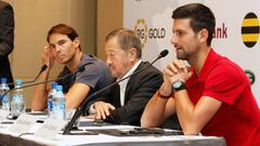 Rafa Nadal y Novak Djokovic, junto al empresario kazajo Bulat Utemuratov en la rueda de prensa previa al partido ben&eacute;fico que disputar&aacute;n ambos deportistas en Kazajist&aacute;n.