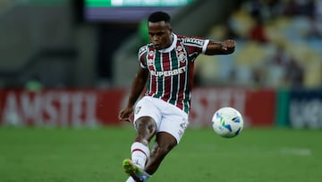 AME1951. RÍO DE JANEIRO (BRASIL), 29/05/2025.- Jhon Arias de Fluminense golpea el balón este jueves, en un partido de la fase de grupos de la Copa Sudamericana entre Fluminense y Once Caldas, en el Estadio Maracaná de Río de Janeiro (Brasil). EFE/ Andre Coelho