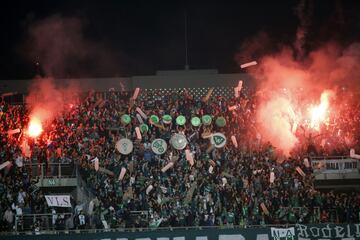 Hinchas de Santiago Wanderers alientan a su equipo durante el partido de tercera fase de la Copa Libertadores contra Independiente de Santa Fe disputado en el estadio Elias Figueroa de Valparaiso, Chile.