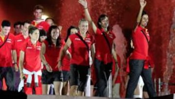 <b>LA ROJA YA ESTÁ LISTA . </b>El maratoniano Chema Martínez encabeza durante la ceremonia inaugural al equipo que competirá en los Europeos de Barcelona.