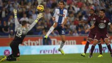 Stuani, marcando un gol al Deportivo en Cornellà.