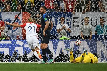 Minuto 28. Tras una jugada balón parado el balón le llega a Perisic en el balcón del área y tras un recorte a Kanté chuta el balón cruzado a donde Lloris no llegaba.