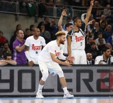 Taylor celebra una canasta en el banquillo.