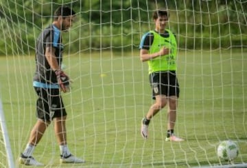 Antes de enfrentar a Colombia, Luis Suárez va al arco uruguayo