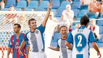 <b>ALEGRÍA . </b>Tuni, junto a Farinós y Ruz, celebra el primer tanto del partido ante la mirada de Ángel, ayer en el Ciutat de Valencia.